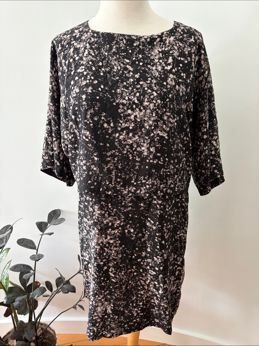 No. 6 store black and white abstract flower layered Shift Dress Size 1 (US 0-4)
